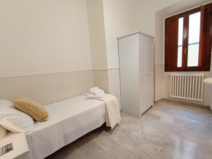 Others 4, Hotel Canada, Florence