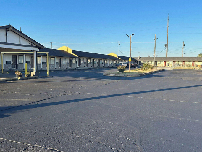 Exterior & Views 2, Interstate Inn Express, Tulsa