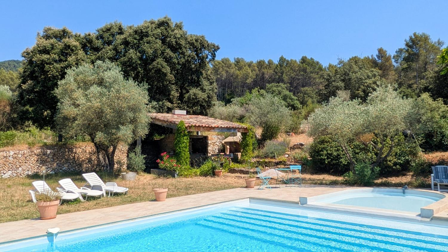 Sport & Beauty 2, Gites Mas des rochers - Case bambou avec Spa et piscine, Var