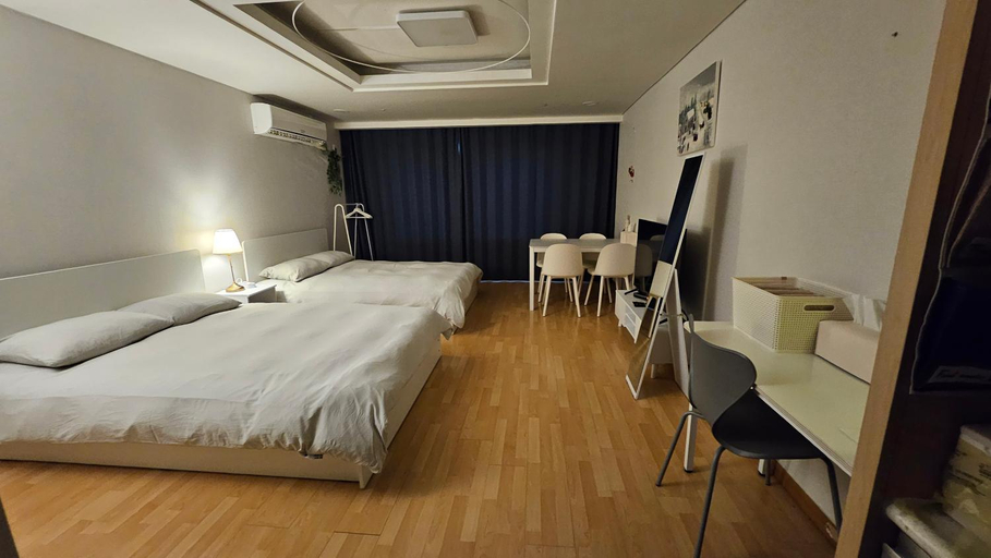 Bedroom 2, Hongdae Cleanhouse, Mapo