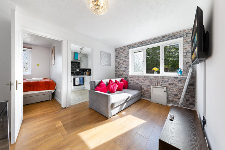 Others 5, Stunning 1 bedroom apartment in Dagenham, London