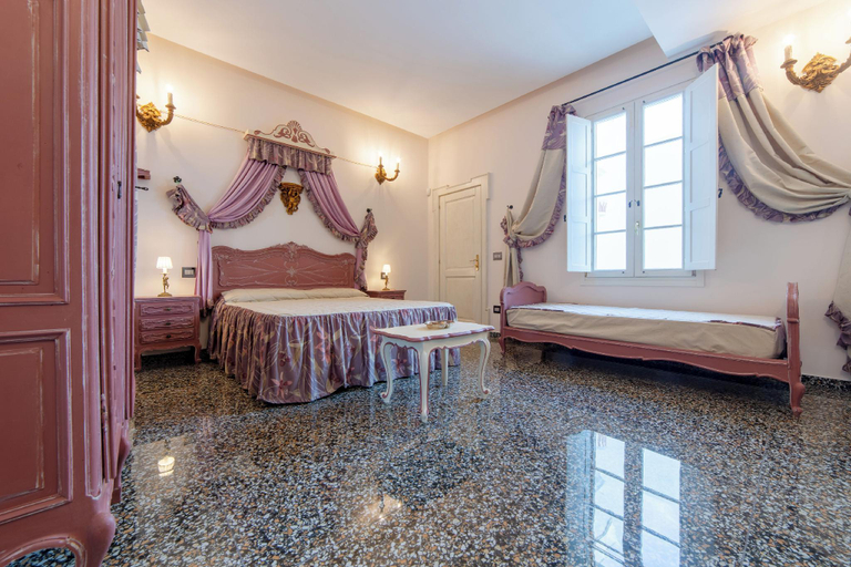 Bedroom 5, The Crown Palace, Lecce