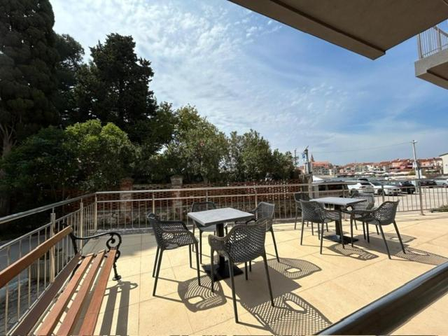 Others 4, Hostelum, Umag