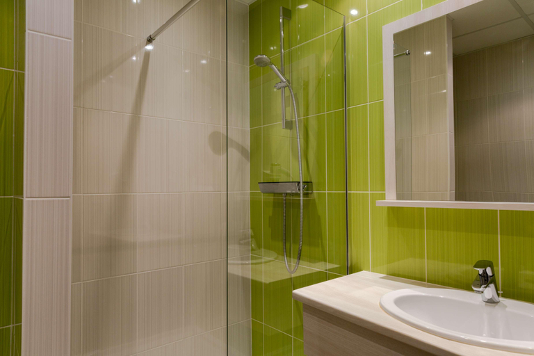 Bathroom 4, The Originals City, Hôtel des Lys, Dreux, Eure-et-Loir