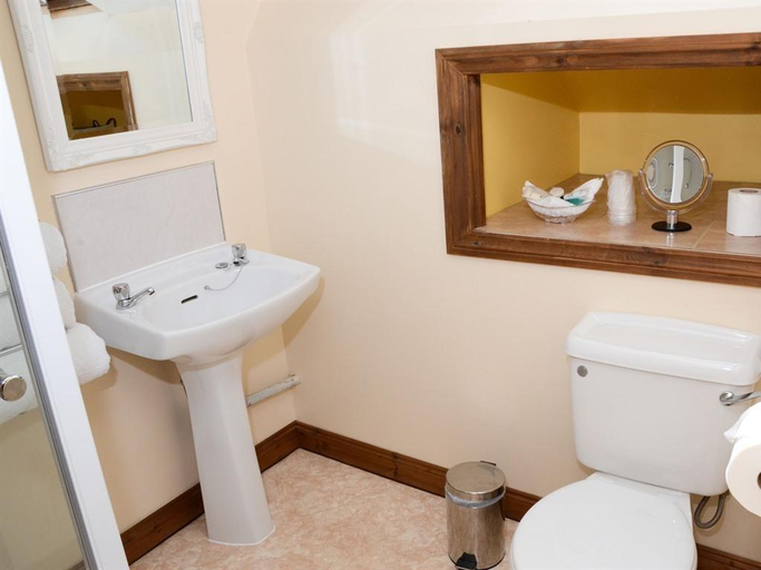 Bathroom 3, Pinewood Guest House, North Yorkshire