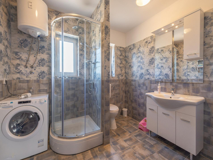 Bathroom 4, Holiday Home in Lisicic with Pool, Benkovac