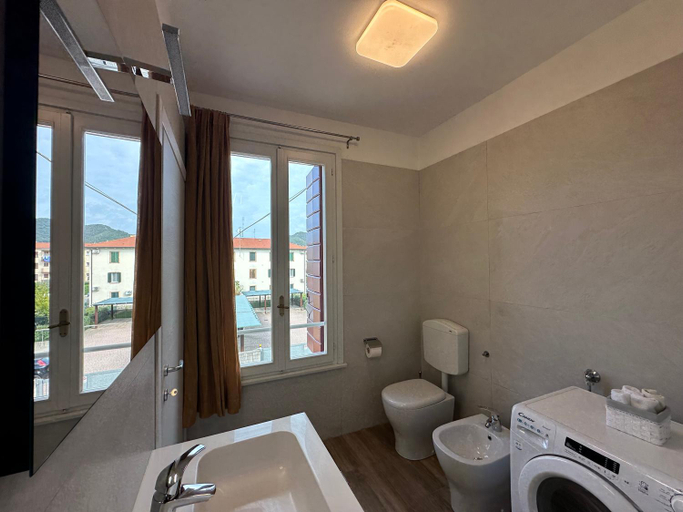 Bathroom 2, Ca' D'Agostino, Padua