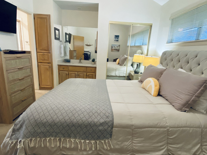 Room 4, De Comal Cw C101 2 Bedroom Condo by RedAwning, Comal