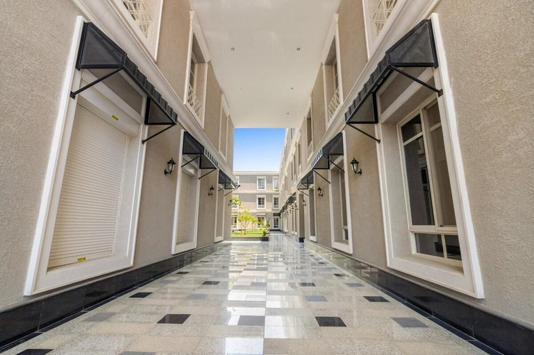 5, Gallery-Style Home with Parking & Full Kitchen, Riyadh