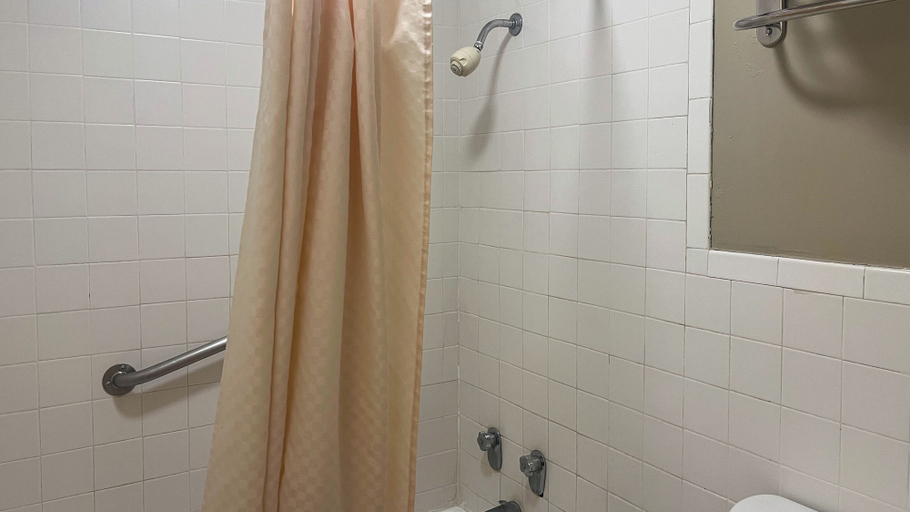 Bathroom 5, MOTEL 6 Victorville Green Tree Blvd, San Bernardino