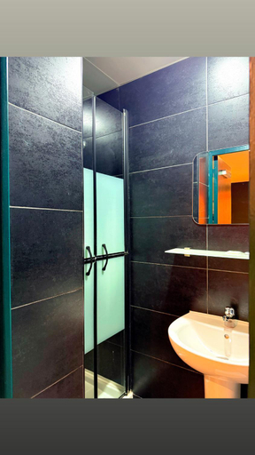 Bathroom 3, Hotel Beausejour, Bouches-du-Rhône