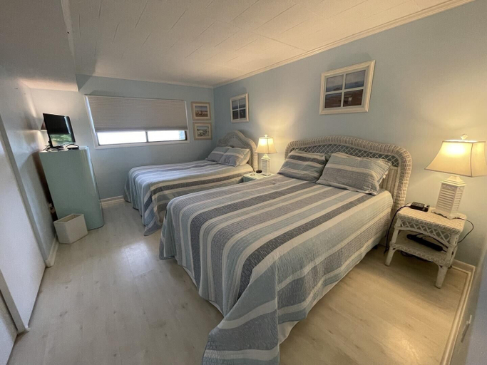 Room 2, Ocean Hideaway 111 2 Bedroom Condo by RedAwning, Worcester