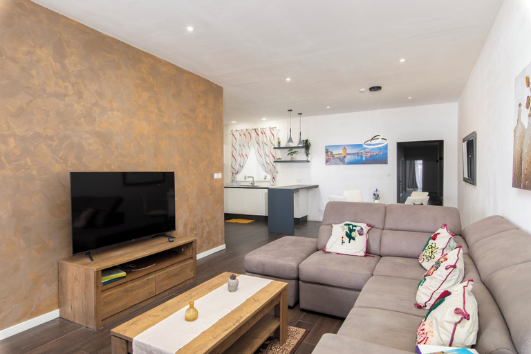 Living area 3, Luxury 3BR APT with Terrace & Views