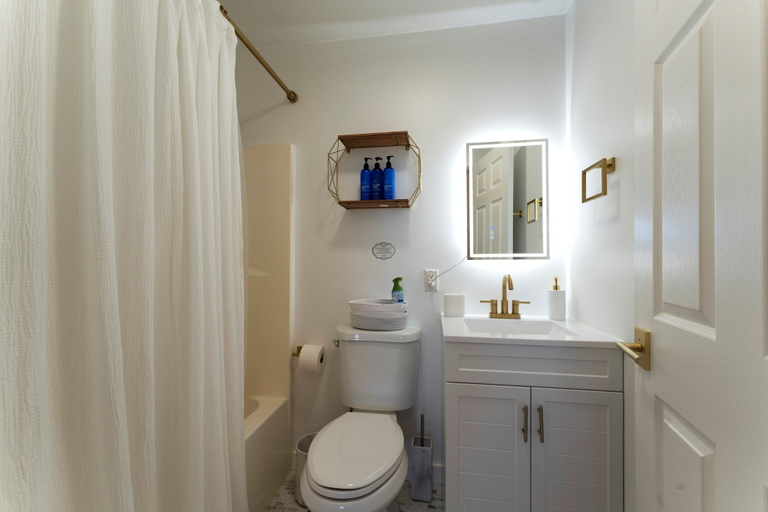 Bathroom 2, Acadia Suites, Hancock