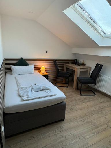 Bedroom 2, Hotel Montenegro, Worms