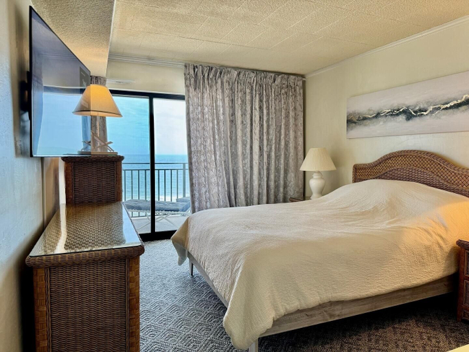 Room 4, Ocean Hideaway 610 2 Bedroom Condo by RedAwning, Worcester
