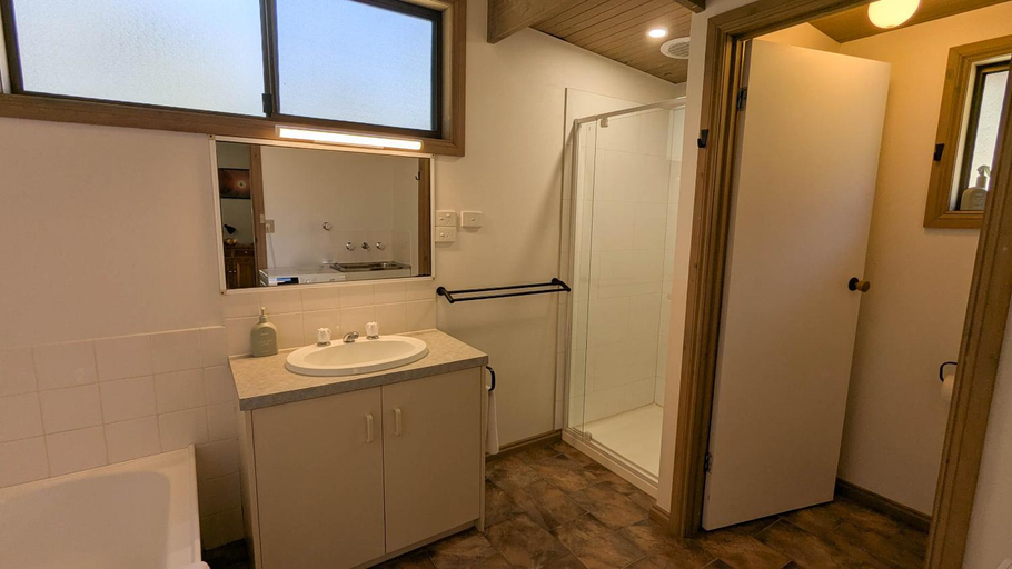 Bathroom, Wonderland Cottages, N. Grampians - Stawell