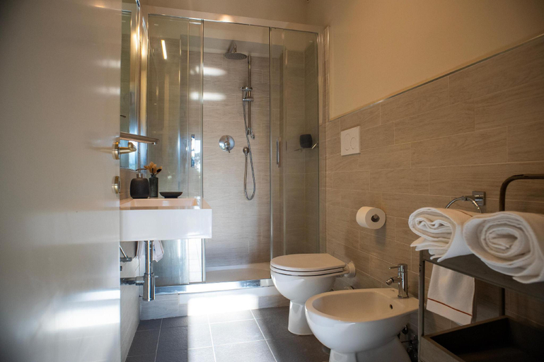 Bathroom 5, Hero's Garden Relais, Rome