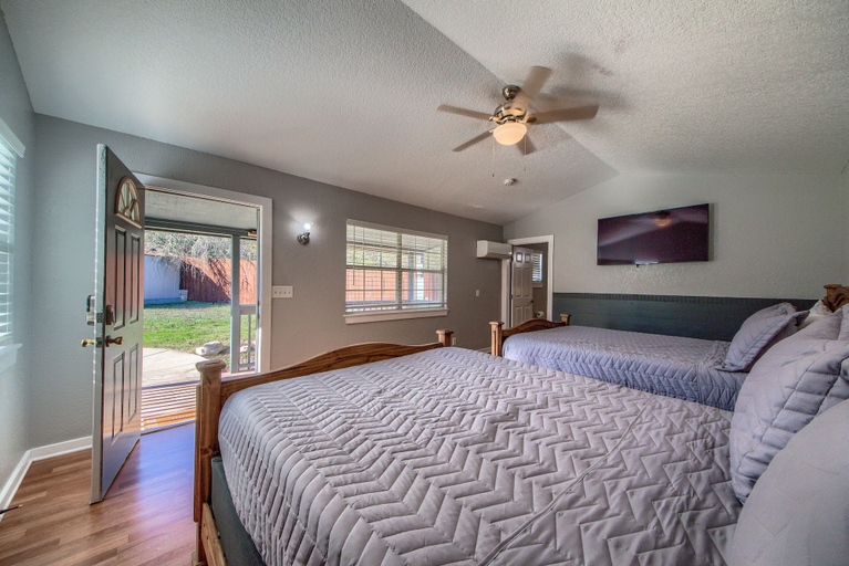 Room 3, Quiet Your Mind Ot 250qm 1 Bedroom Home by RedAwning, Comal