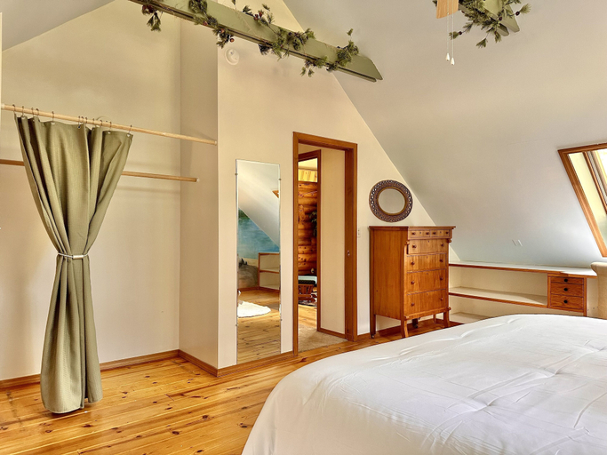 Room 5, Blue Pine Forest Lodge 3 Bedroom Cabin, Chelan