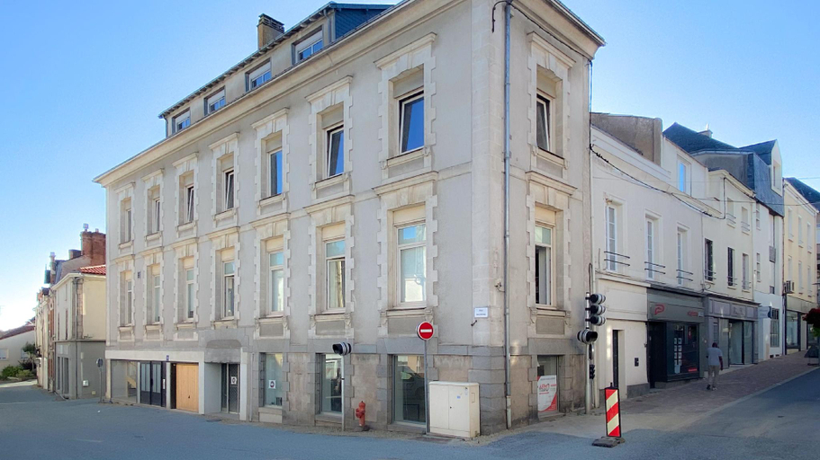 Exterior & Views 2, Corner Set, Maine-et-Loire