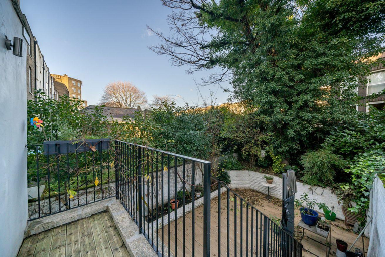 Others 5, Sleek flat with communal courtyard, London