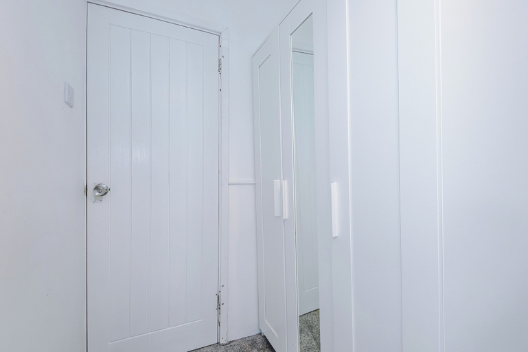 Room 5, Large Modern 5-Bed House, Bolton
