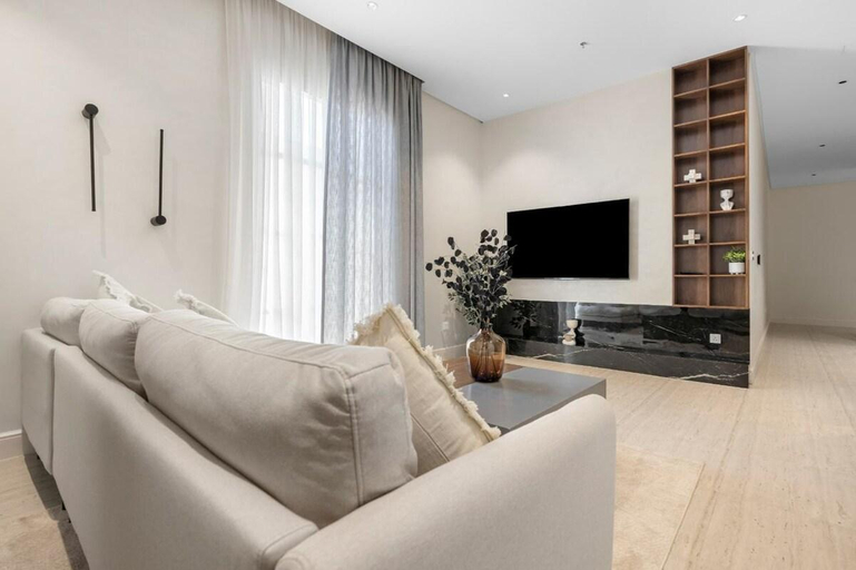4, Gallery-Style Home with Parking & Full Kitchen, Riyadh
