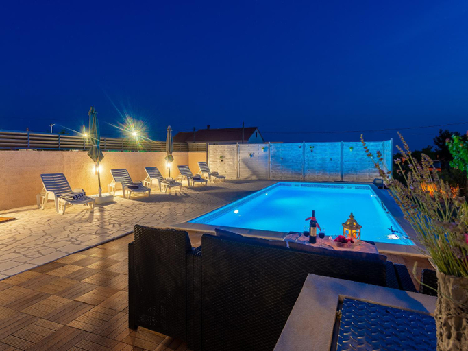 Sport & Beauty 2, Holiday Home in Lisicic with Pool, Benkovac