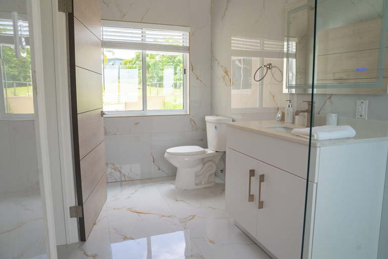 Bathroom 3, Paradise Suite