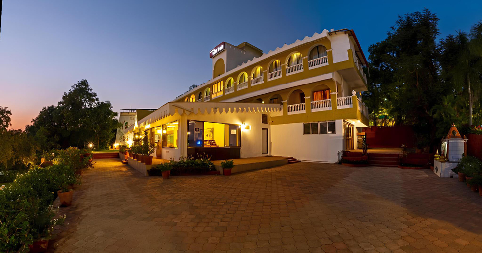 Exterior & Views