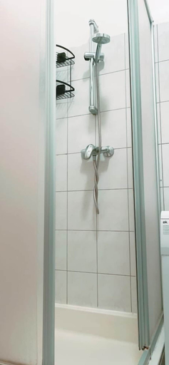 Bathroom 3, Bright Vienna 1BR Apartment Near Danube, Wien