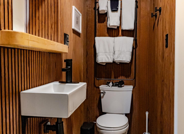 Bathroom 3, Finger Lakes Treehouse, Wayne