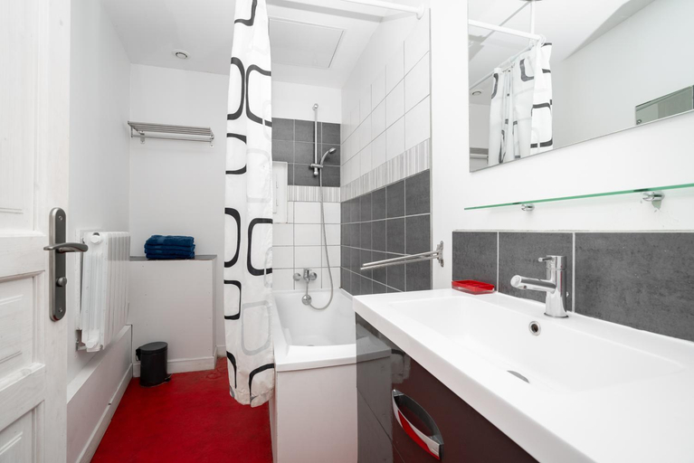 Bathroom, Les Studios-Hotel de Sommieres, Gard