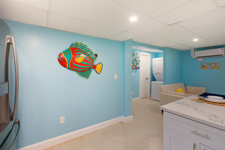 Interior 2, Sand Dollar Suite, Lee