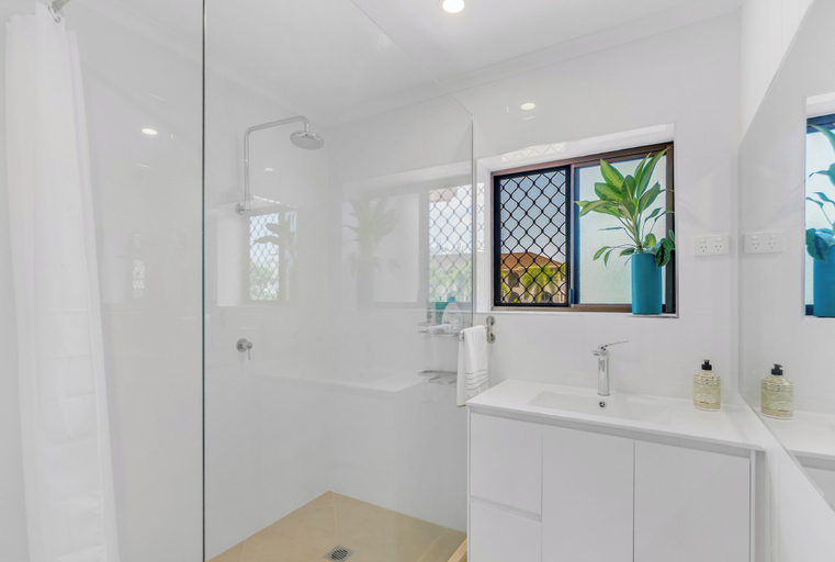 Bathroom 2, Palmerston House, Cairns