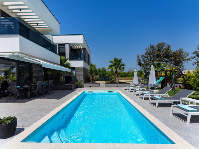 2, Villa Nina, Nin