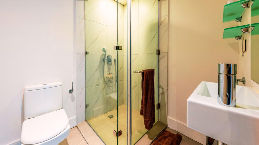Bathroom 4, West Coast Marina