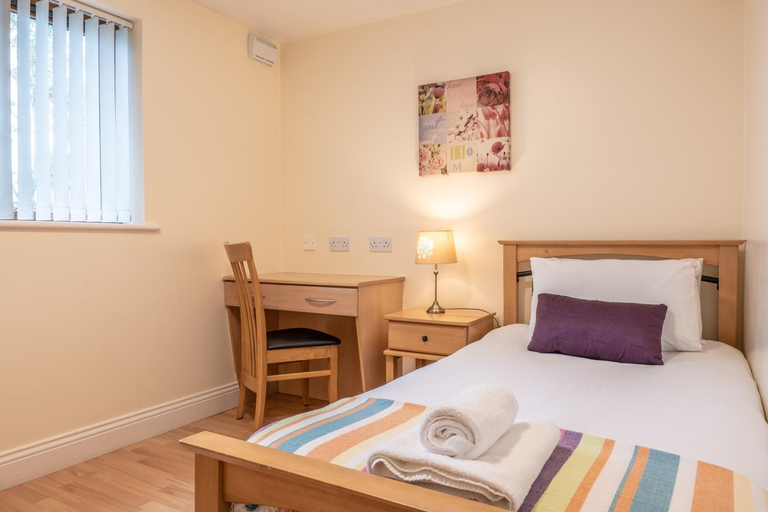 Bedroom 1, Donegan Court Aparthotel