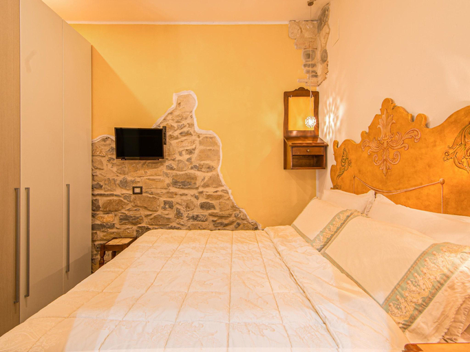 3, Chic Apartment with Outdoor Serenity, Arezzo