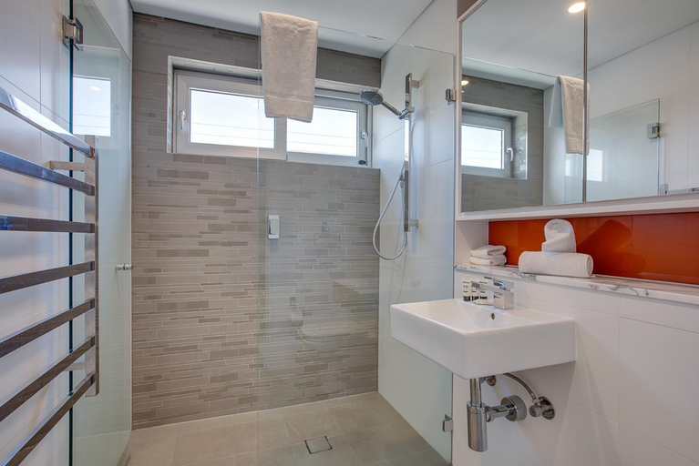 Bathroom 3, Cosy 1-Bedroom Apartment Close to the City, Sydney