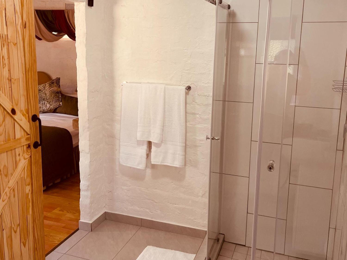 Bathroom 1, Die Ou Pastorie, Bojanala