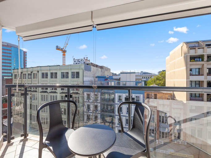 5, Bright 2-Bed Surry Hills Apartment with Balcony, Sydney