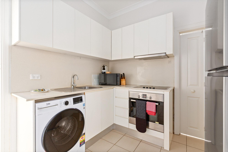 Clothes dryer, Bright 3-Bed Apartment Near Coogee Beach, Sydney