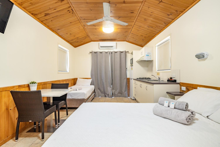 Bedroom 2, Harbour Lights Tourist Park, Bowen