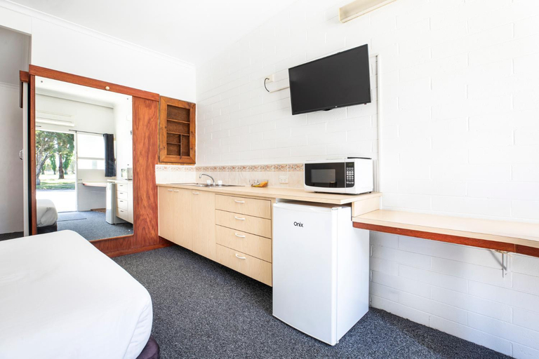 Bedroom 2, Ship Inn Motel, Wellington - Alberton