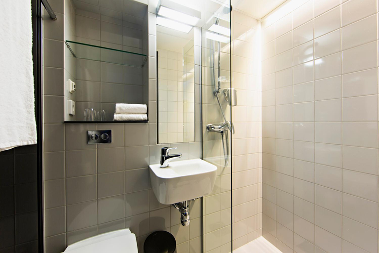Bathroom 3, STF Goteborg City Hotel, Göteborg