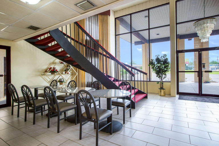 Public Area 5, Knights Inn Bonifay, Holmes