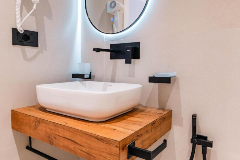 Bathroom 4, Central Park Premium Hotel, Sarandës