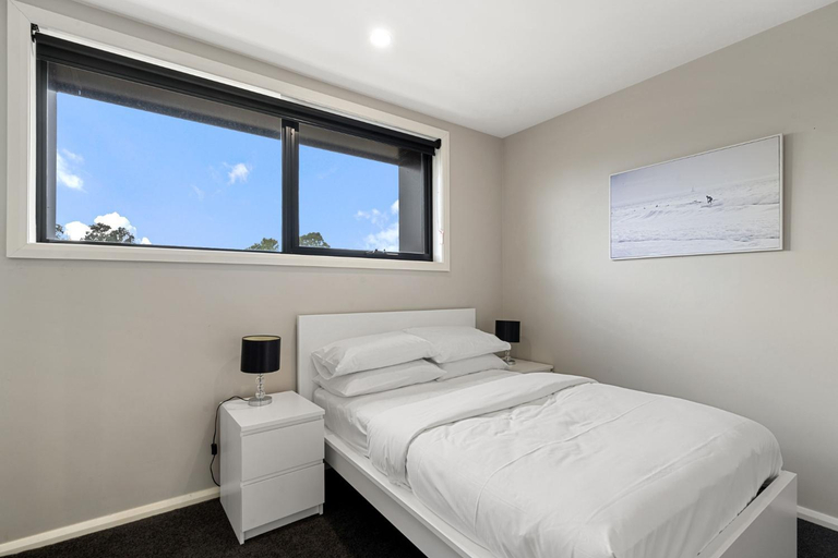 3, Modern 3-Bedroom Townhouse in Quiet Greenway, Canberra